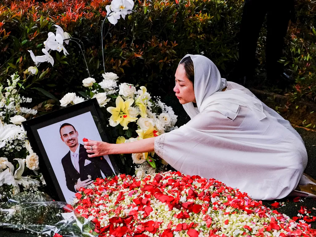 Istri almarhum Ashraf Daniel Mohammed Sinclair, Bunga Citra Lestari memberikan penghormatan terakhir kepada suaminya saat pemakaman, di San Diego Hills Memorial Park, Karawang, Jawa Barat, Selasa (18/2/2020). (ANTARA FOTO/M Ibnu Chazar)
