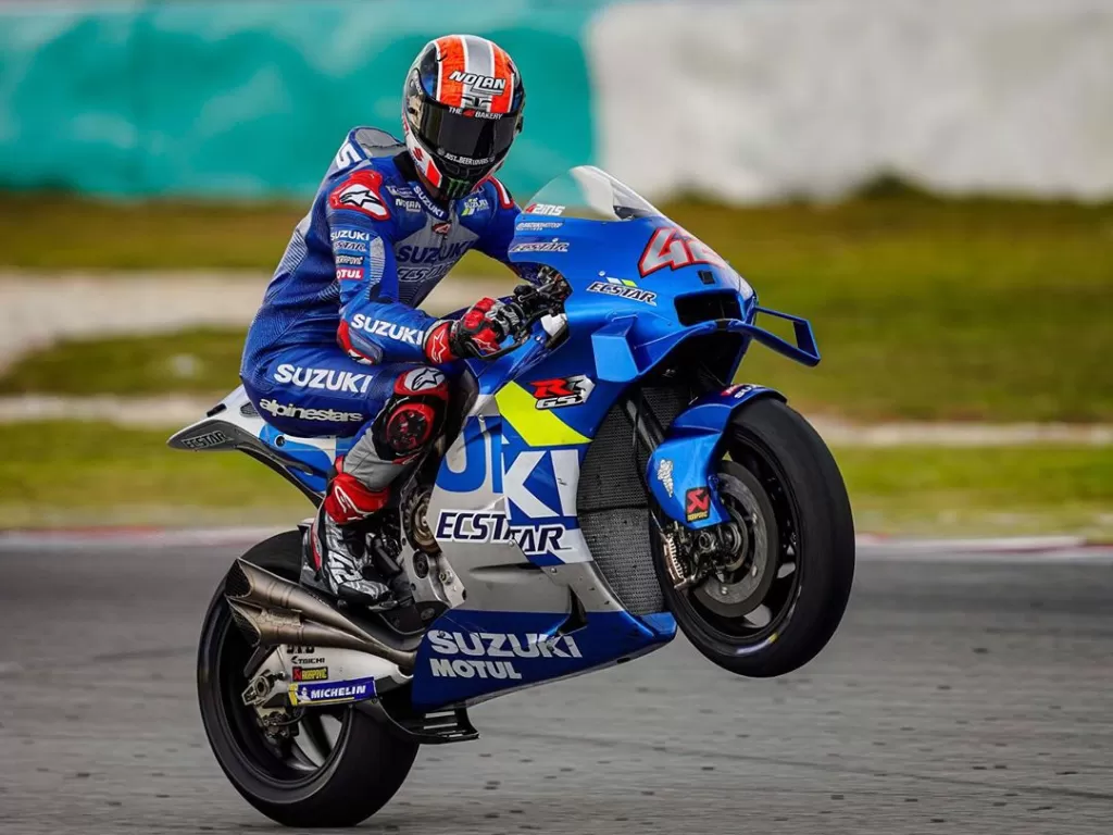 Alex Rins yang Melakukan Atraksi Wheelie Dengan Motor Balap Suzuki. (Instagram/@alexrins)