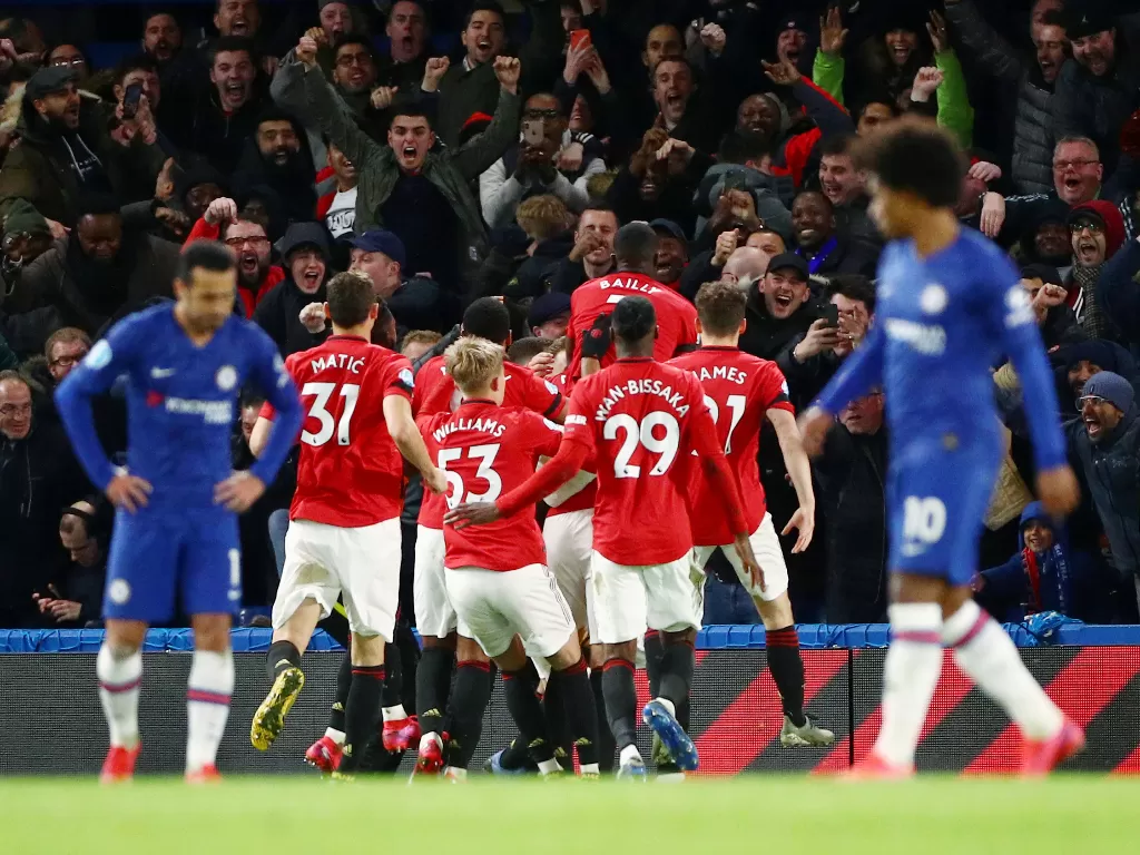 Pemain Manchester United merayakan gol kedua mereka ke gawang Chelsea dalam pertandingan lanjutan Liga Inggris di Stamford Bridge, London, Inggris, Senin (17/2/2020). (REUTERS/Hannah McKay)