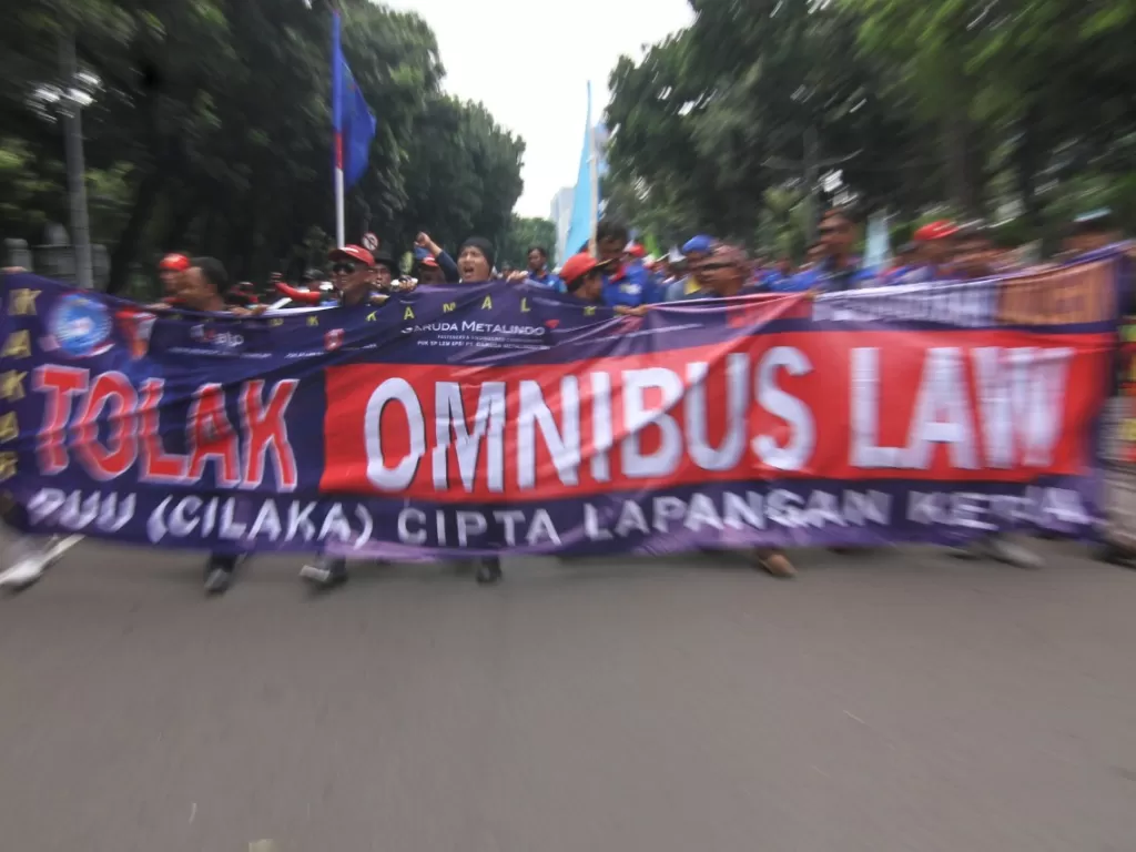 Sejumlah buruh mengikuti aksi unjuk rasa menolak RUU Omnibus Law di Depan Istana Merdeka, Jakarta, Kamis (30/1/2020). (ANTARA FOTO/Asprilla Dwi Adha)