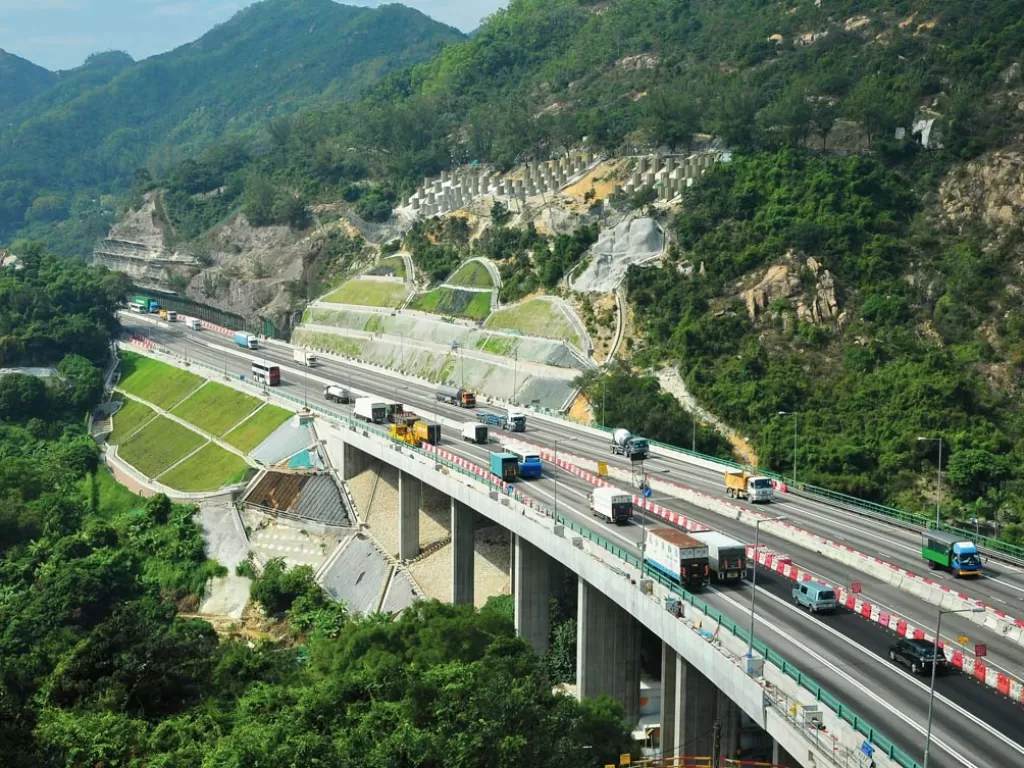 Tuen Mun Road merupakan jalan bebas hambatan di Hong Kong. (constructionews.com.hk)