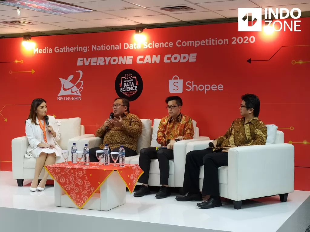 Menteri Riset dan Teknologi (Menristek) Bambang Brodjonegoro (dua dari kiri) jadi pembicara dalam media gathering National Data Science Competition 2020 di Jakarta, Selasa (18/2/2020). (INDOZONE/Mula Akmal)