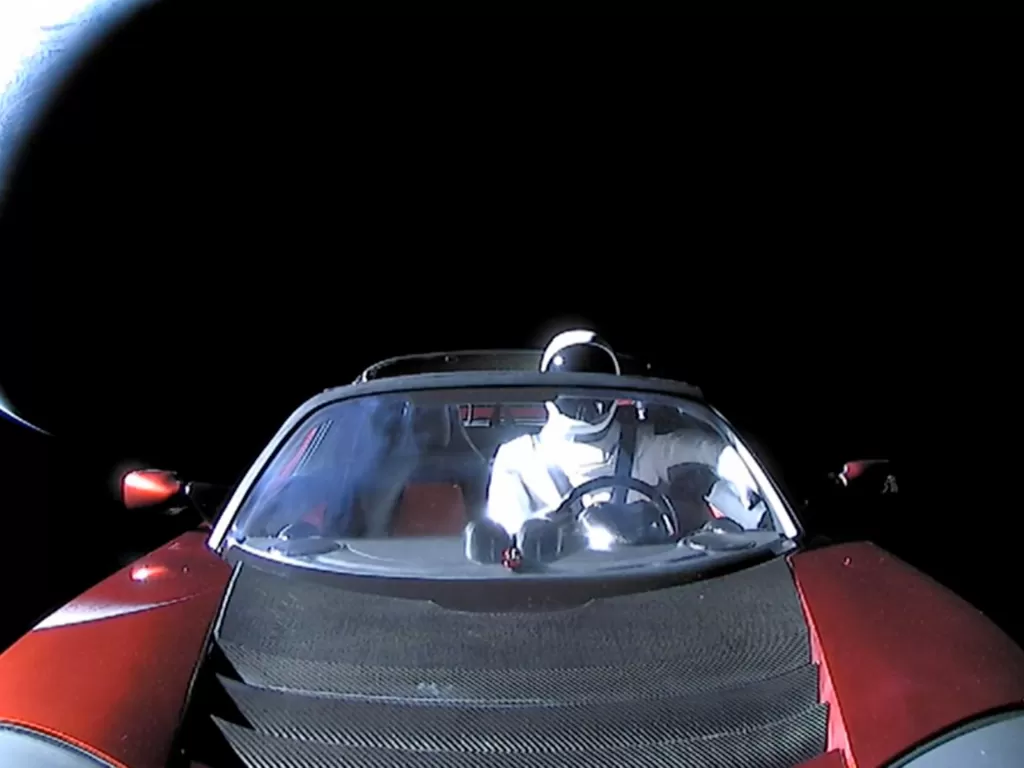 Tampilan Tesla Roadster yang Melintasi Miliaran Kilometer di Luar Angkasa. (Twitter/@NASAWatch)