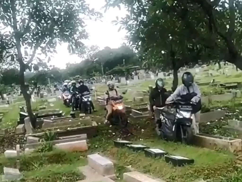 Tangkapan layar dari video para pengendara motor yang melewati kuburan. (photo/Instagram/@jakarta.terkini)