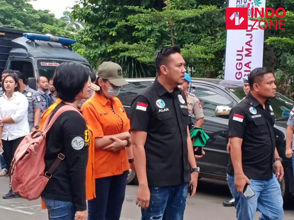 Lucinta Luna dengan baju jingga tahanan hadiri pemusnahan barang bukti di Polda Metro Jaya, Jakarta hari ini (19/2/2020). (INDOZONE/Samsudhuha Wildansyah)