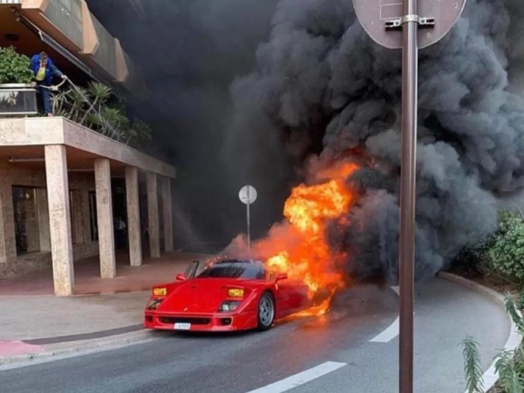 Mobil Ferrari terbakar di jalanan di Monako. (Carscoops)