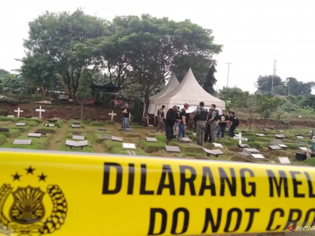 Proses pembongkaran makam putri Karen Idol untuk kepentingan autopsi Satreskrim Porlres Metro Jakarta Selatan, Rabu (19/2/2020). (ANTARA/Devi Nindy)