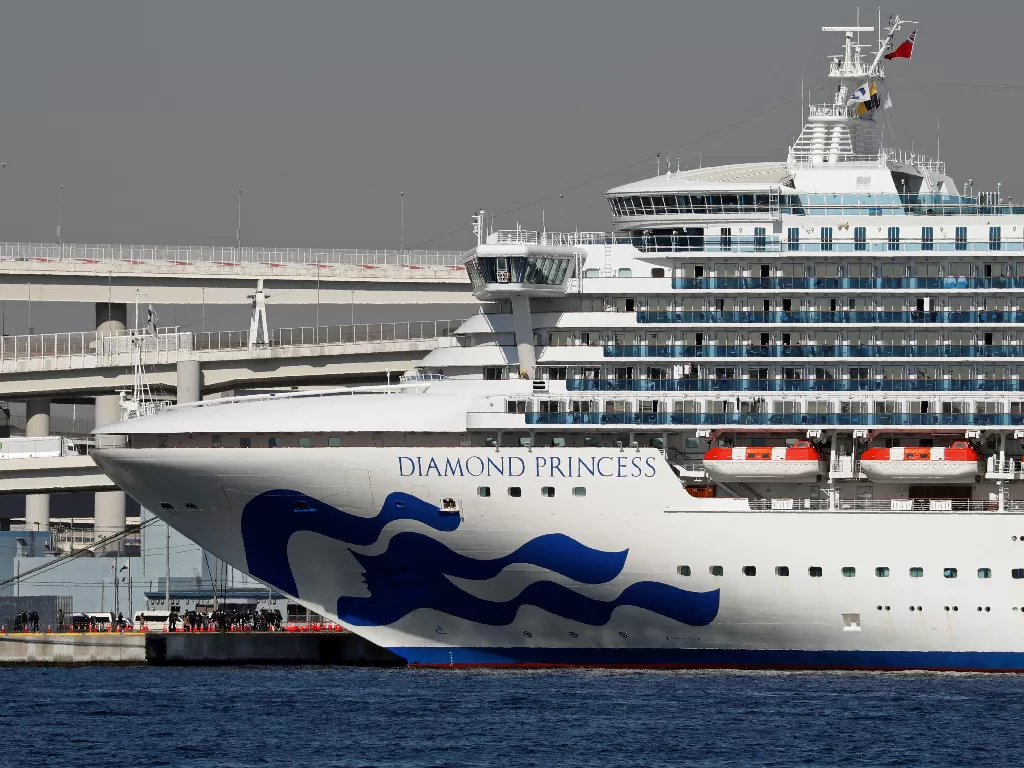 Kapal pesiar Diamond Princess di Daikoku Pier Cruise Terminal di Yokohama, selatan Tokyo, Jepang (10/2). photo/REUTERS/Kim Kyung-Hoon