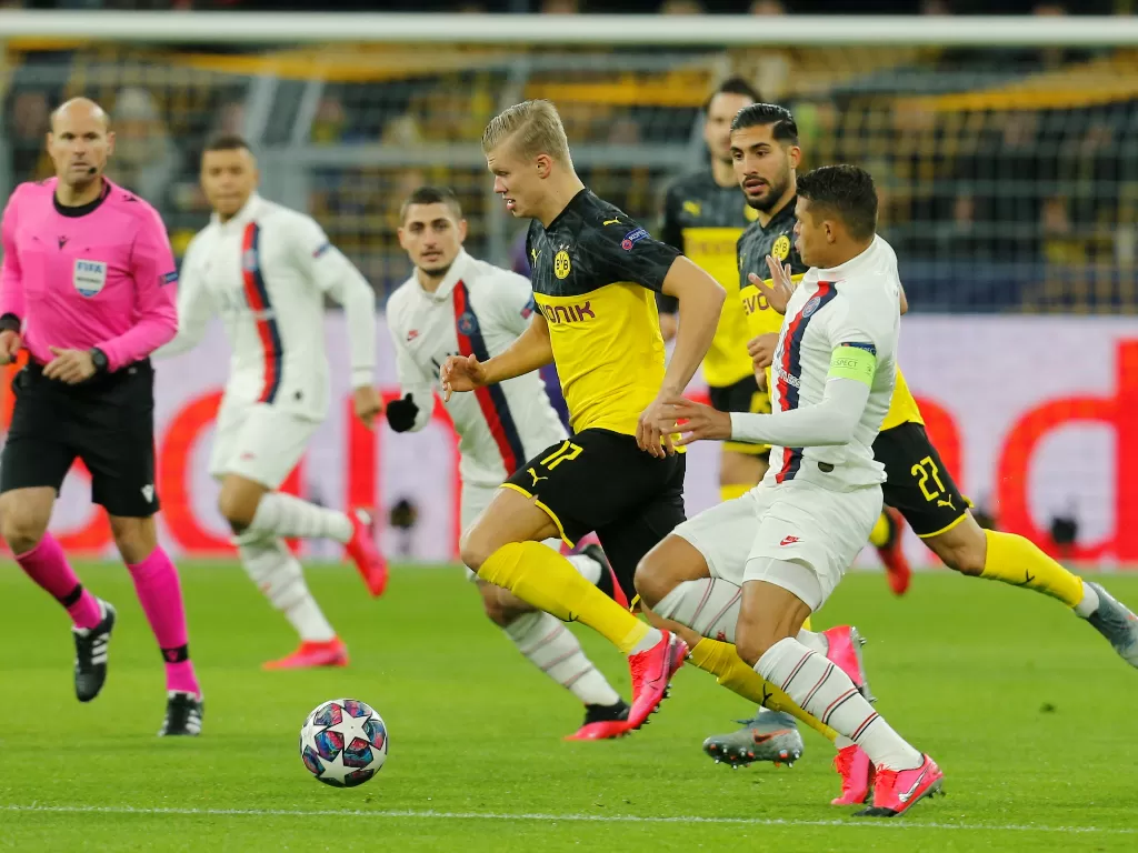 Striker Borussia Dortmund, Erling Braut Haaland yang pergerakannya dikawal pemain PSG. (REUTERS/Wolfgang Rattay)