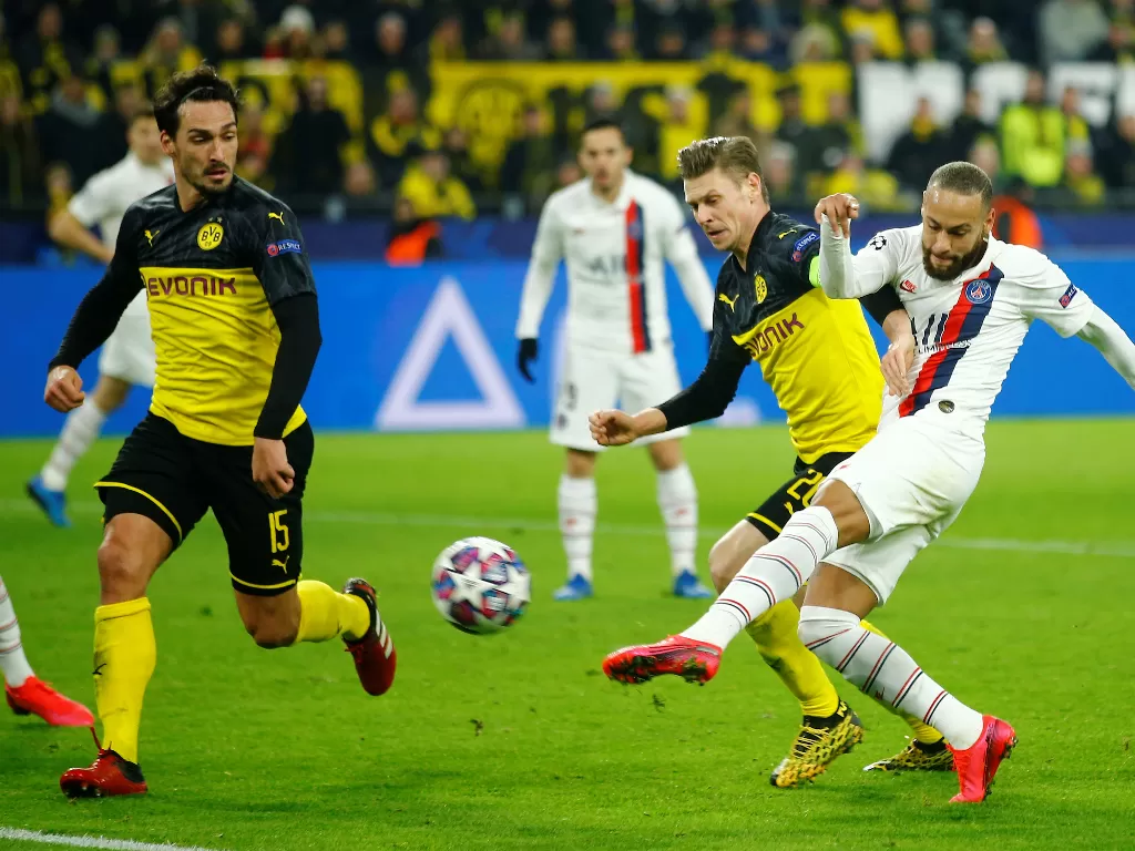Paris Saint-Germain mengalami kekalahan 2-1 dari tuan rumah Borussia Dortmund dalam laga leg pertama babak 16 besar Liga Champions di Signal Iduna Park, Rabu (19/2) dini hari WIB tadi. (REUTERS/Leon Kuegeler)
