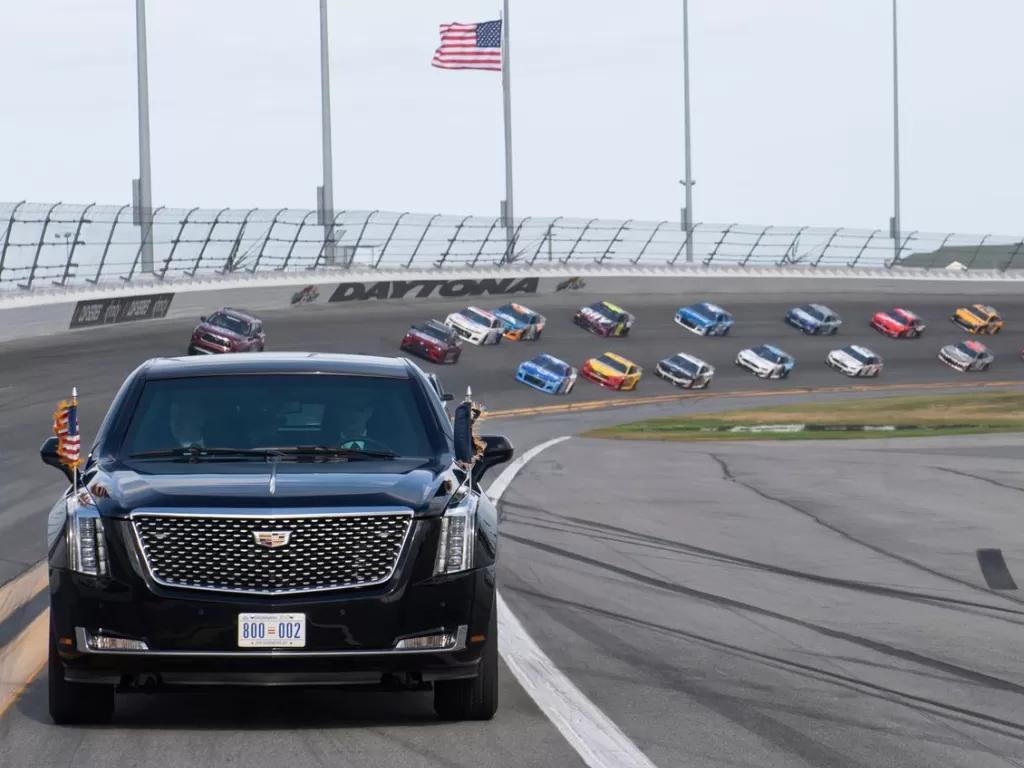 Mobil Presiden Amerika Serikat, The Beast yang Digunakan Sebagai Grand Marshall Sewaktu Menghadiri Acara Pembukaan NASCAR. (al.com)
