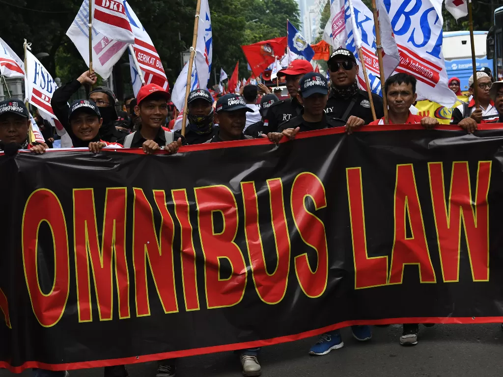 Massa pengunjuk rasa dari sejumlah organisasi buruh melakukan aksi damai menolak Omnibus Law' RUU Cipta Kerja di Jakarta, Rabu (15/1/2020). (ANTARA FOTO/Aditya Pradana Putra)