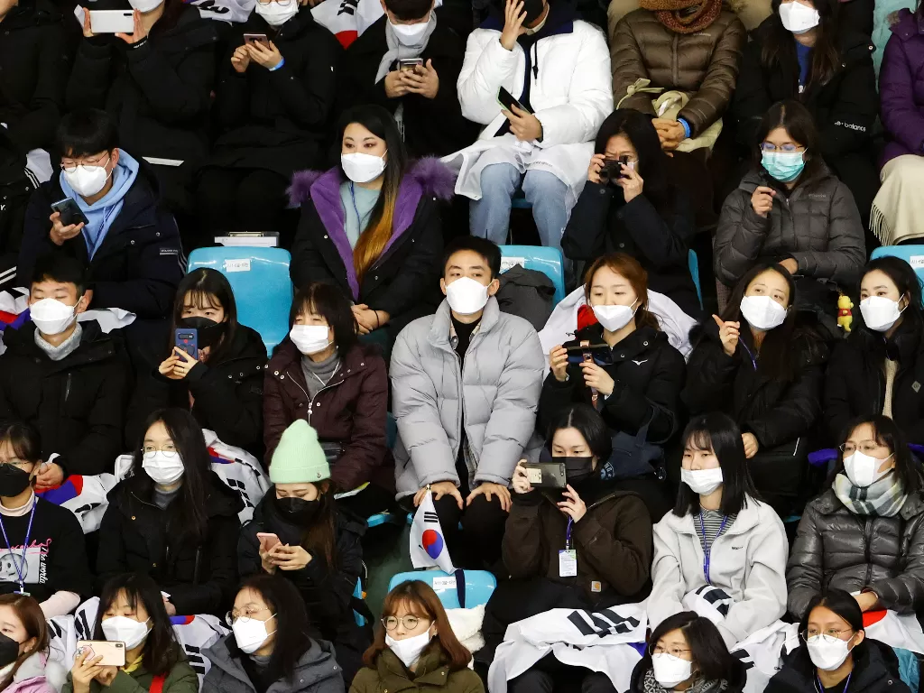 Penonton memakai masket untuk mencegah virus corona di Seoul. (photo/Reuters/Kim Hong-Ji)