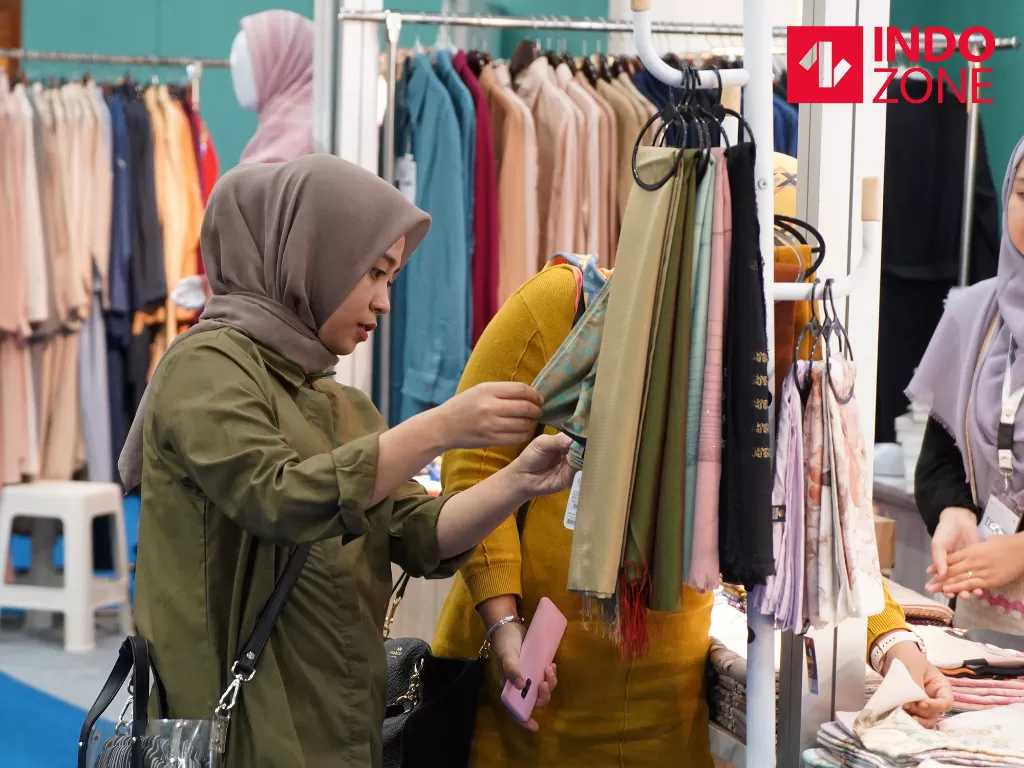 Pengunjung mengamati produk-produk yang dipamerkan dalam Muslim Fashion Festival 2020 di JCC, Jakarta, Kamis (20/2/2020). (INDOZONE/Arya Manggala)