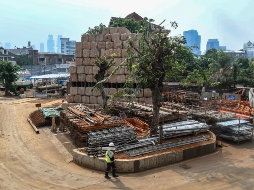 Pekerja menyelesaikan pembangunan revitalisasi kawasan Taman Ismail Marzuki (TIM) di Jakarta. (ANTARA/Muhammad Adimaja)