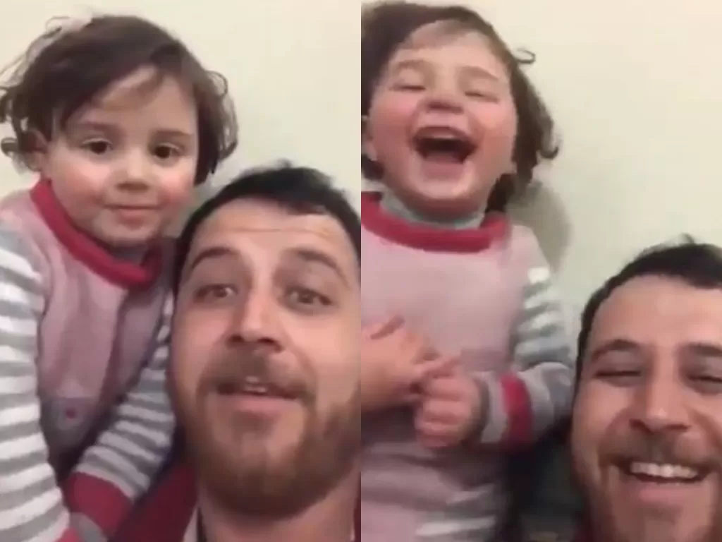 Seorang ayah di Suriah ajak anaknya tertawa di tengah ledakan bom (Screenshot)
