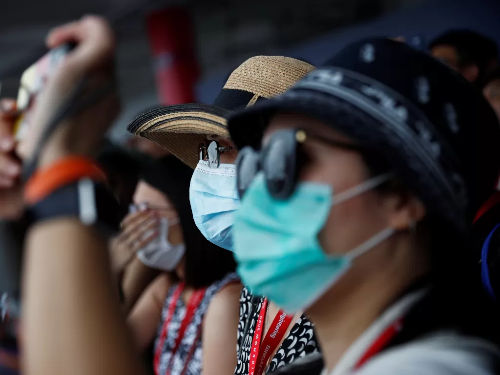 Ilustrasi. Warga Singapura menggunakan masker untuk mencegah terinfeksi virus corona. (photo/REUTERS/Edgar Su)