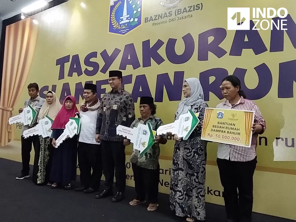 Gubernur DKI Jakarta, Anies Baswedan memberikan sambutan saat menyerahkan lima unit rumah kepada warga secara simbolis di GOR UNJ, Jakarta Timur, Kamis (20/2/2020). (INDOZONE/Murti Ali Lingga)