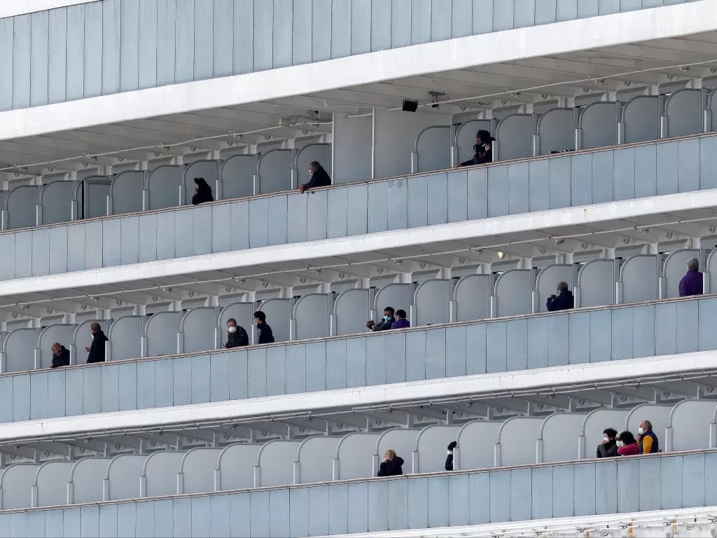 Para penumpang yang berada di Kapal Pesiar Diamond Princess. (photo/Reuters/Kim Kyung-hoon)