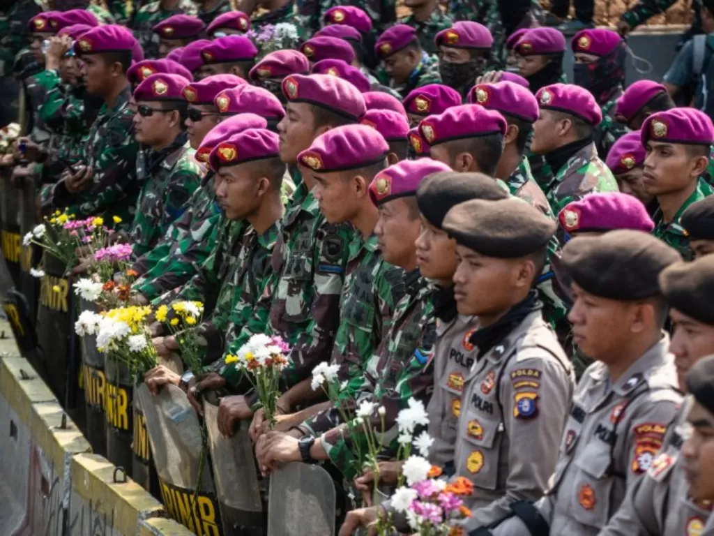Ilustrasi pengamanan unjuk rasa oleh aparat TNI-Polri. (ANTARA FOTO/Aprillio Akbar).
