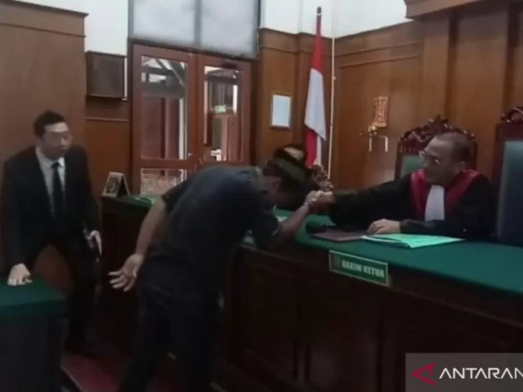 Ahmad Putra Adinata mencium tangan hakim usai dinyatakan sebagai seorang lelaki (ANTARA Jatim/Hanif Nashrullah)
