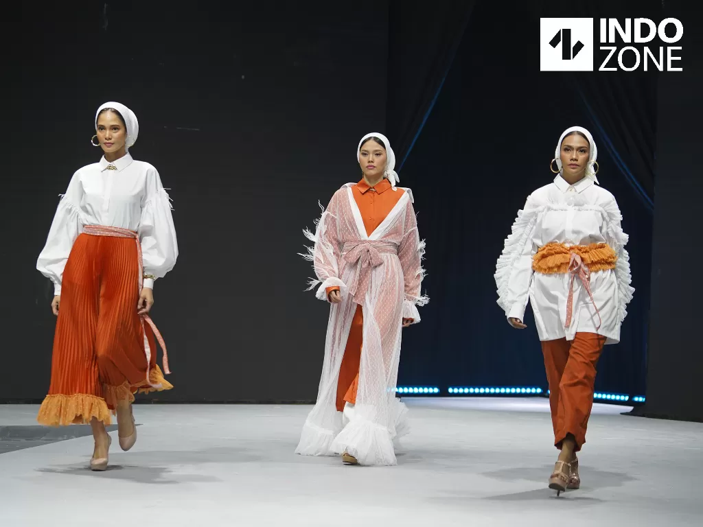 Model mengenakan busana karya sejumlah desainer saat pembukaan Muslim Fashion Festival 2020 di JCC, Jakarta, Kamis (20/2/2020). (INDOZONE/Arya Manggala)
