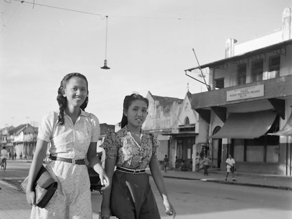 Gaya mahasiswa Yogyakarta pada tahun 1948 (Nederlands fotomuseum)