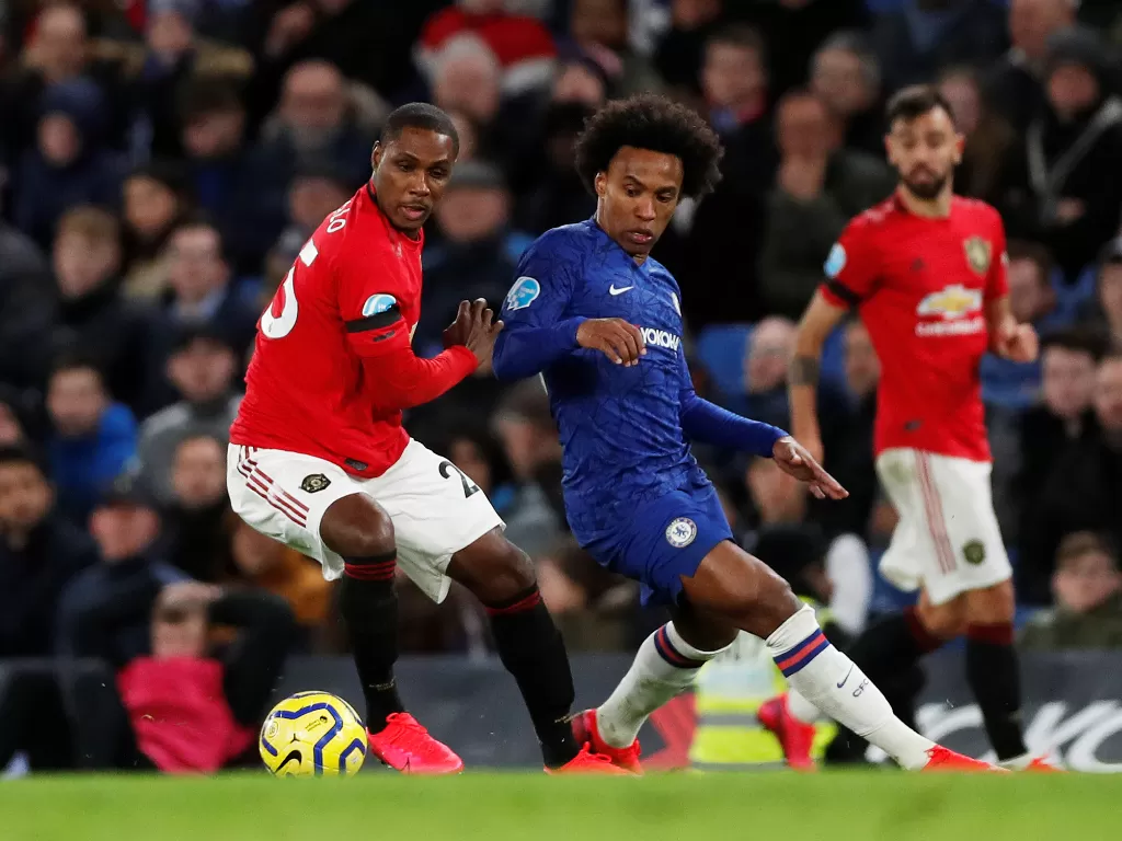 Penyerang Anyar Manchester United, Odion Ighalo sedang berduel dengan pemain Chelsea. (REUTERS/Matthew Childs)