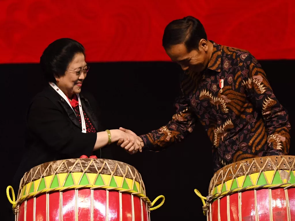 Ketua Umum PDIP Megawati Soekarnoputri (kiri) berjabat tangan dengan Presiden Joko Widodo. (ANTARA FOTO/Aditya Pradana Putra).