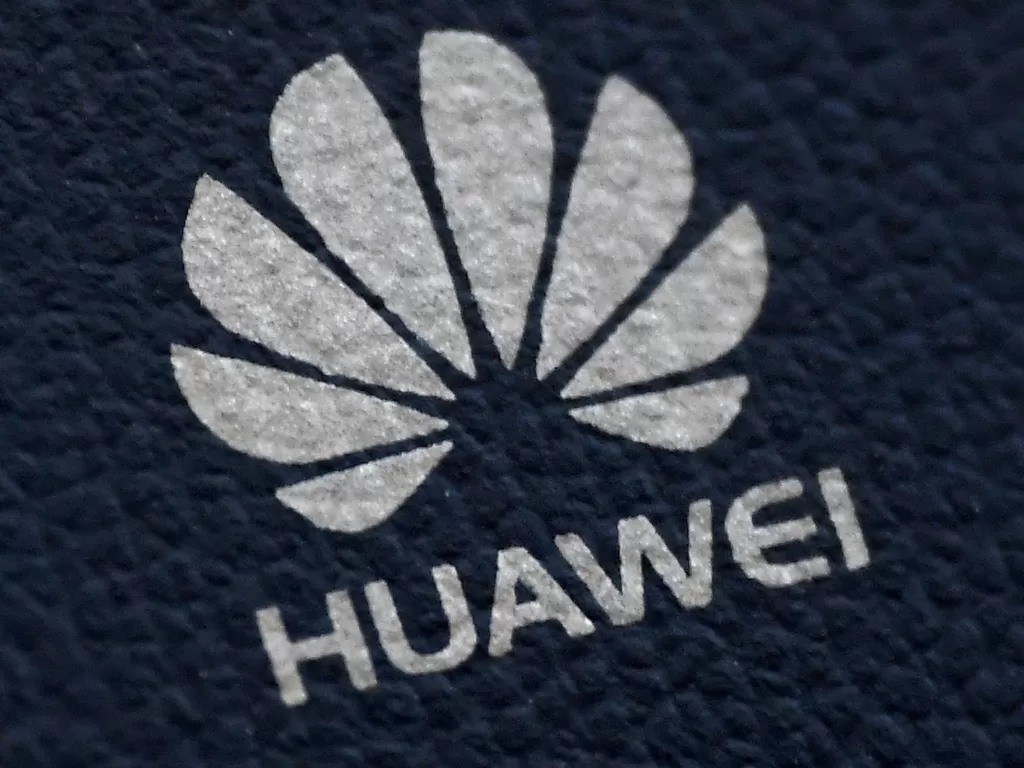 Logo Huawei di perangkat buatannya (photo/REUTERS/Toby Melville)