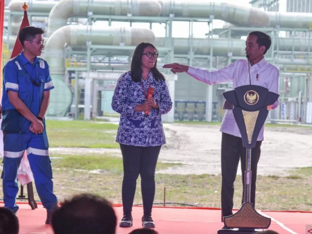 Presiden Joko Widodo (tengah) berdialog bersama tiga orang pekerja pabrik saat peresmian pabrik Asia Pacific Rayon (APR) di Kabupaten Pelalawan, Riau, Jumat (21/2/2020). (photo/ANTARA/FB Anggoro)