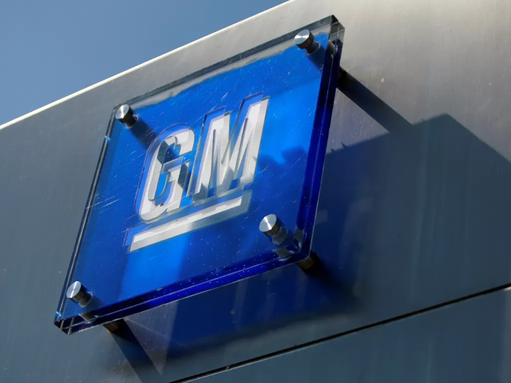 Logo pabrikan General Motors. (REUTERS/Jeff Kowalsky)