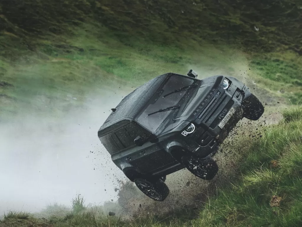 Salah satu aksi Land Rover Defender dalam No Time To Die. (CARSCOOPS)