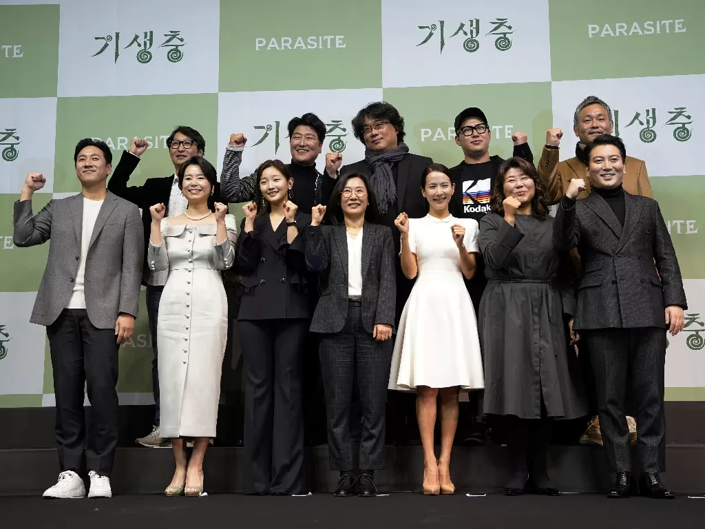 Para pemain film 'Parasit' dan Direktur Bong Joon - ho saat konferensi pers di Seoul, Korea Selatan, 19 Februari 2020. (REUTERS / Kim Ho ng-Ji)
