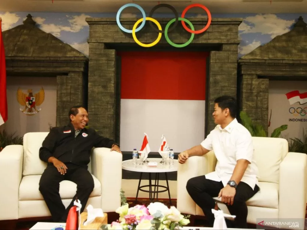 Menpora Zainuddin Amali (kiri) berbincang dengan Ketua Umum KOI Raja Sapta Oktohari (kanan) seusai meresmikan International Hall NOC Indonesia di Jakarta, Minggu (2/2/2020). (photo/ANTARA/Rivan Awal Lingga)