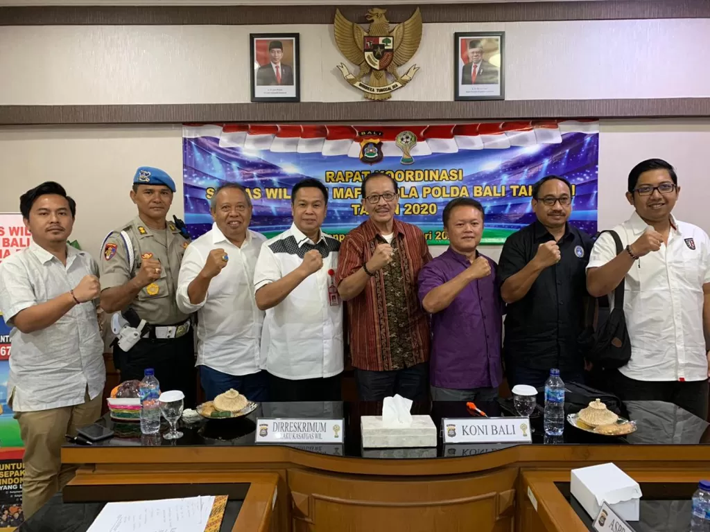 Rapat koordinasi antara Asprov PSSI, KONI dan Managemen Bali United pada Jumat (21/2). (Dok. Humas Polri)