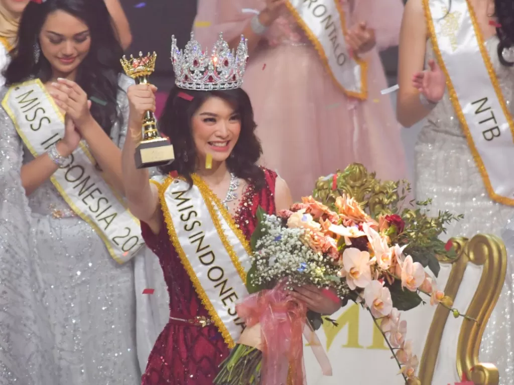  Finalis asal Sulawesi Selatan, Pricilia Carla Yules mengangkat piala usai dinobatkan sebagai Miss Indonesia 2020 saat malam puncak 