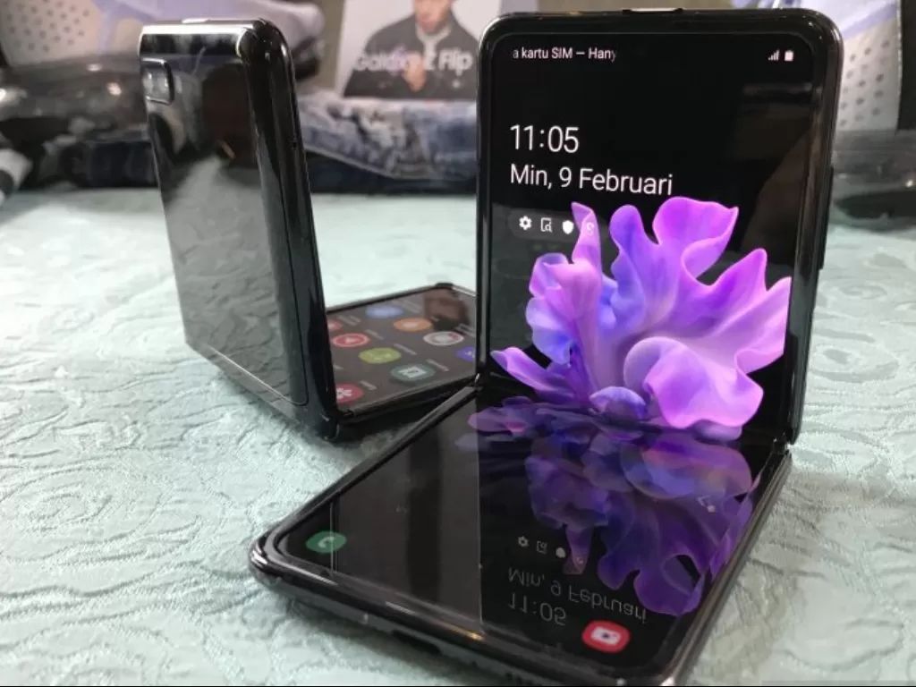Samsung Galaxy Z Flip dipamerkan dalam acara “Exclusive Galaxy Z Flip Preview” Kamis (20/2/2020). (ANTARA/Arindra Meodia)