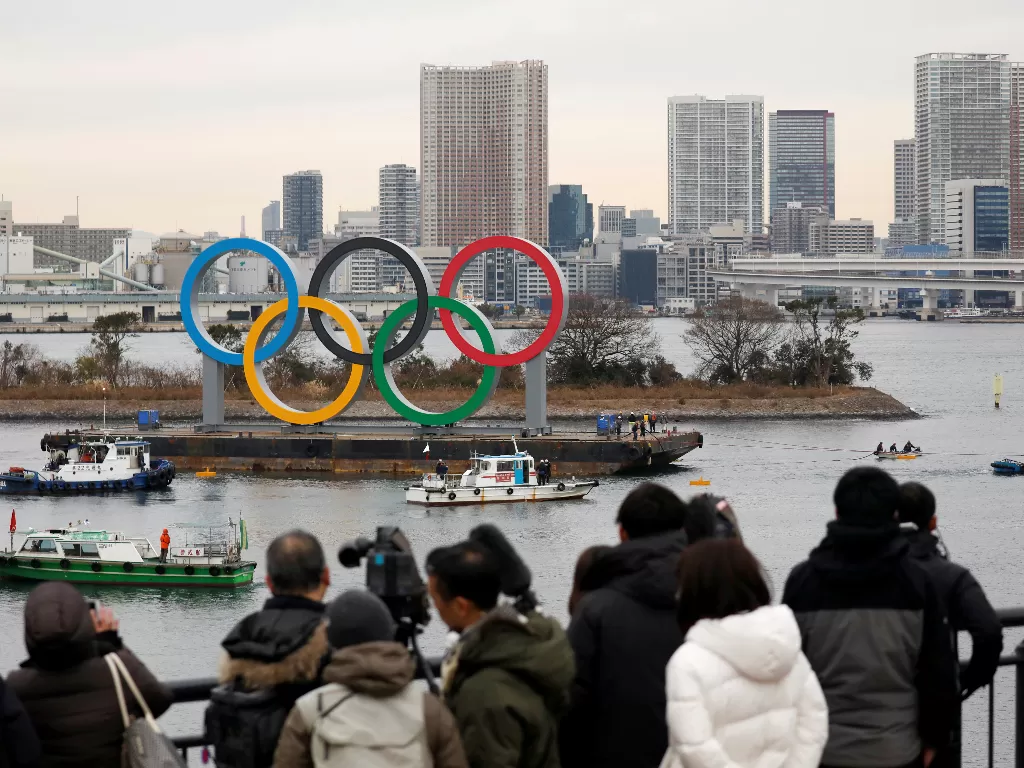 Sejumlah orang memadati acara peresmian ikon Olimpiade yang berlokasi di Odaiba Marine Park, Tokyo, Jepang (17/1). (REUTERS/Issei Kato)