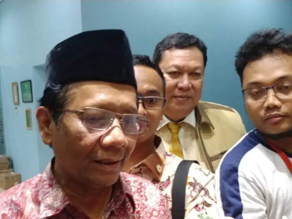 Menteri Koordinator Bidang Politik, Hukum dan Keamanan Mahfud MD (kiri) di Gedung Majelis Ulama Indonesia, Kamis (20/2/2020). (Photo/ANTARA/Anom Prihantoro)