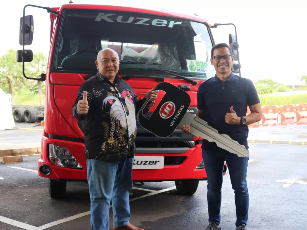 Prosesi penyerahan UD Truck Kuzer ke pengusaha angkutan jasa. (Dok.UD Truck)