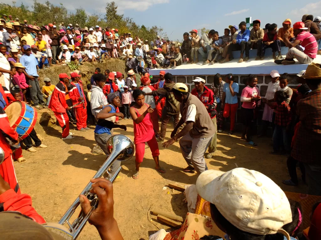 Orang-orang Malagasi di Madagaskar yang melakukan tradisi  pemakaman bernama Famadihana. (Flickr/distrait1979)