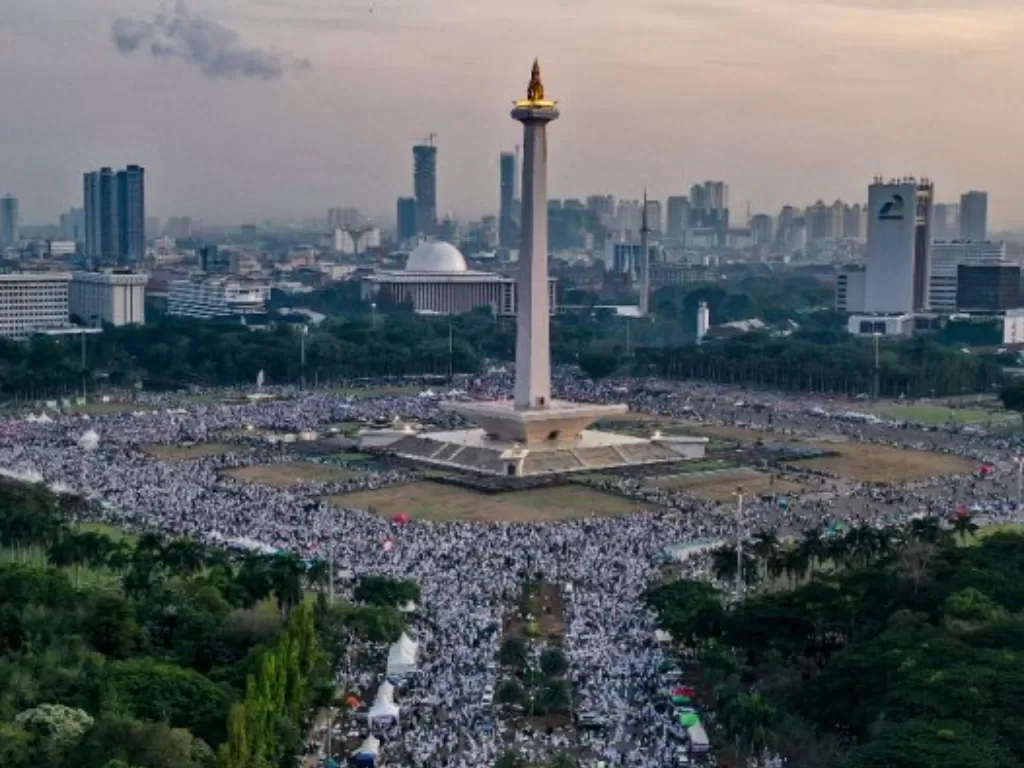 Massa PA 212 ketika menggelar aksi damai di Monas, Jakarta. (ANTARA FOTO/Galih Pradipta).