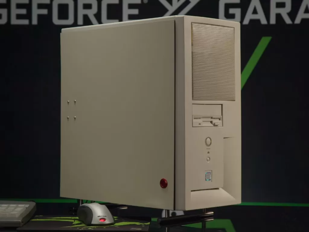 PC Gaming dengan casing ala-ala PC jadul atau retro (photo/YouTube/NVIDIA GeForce)