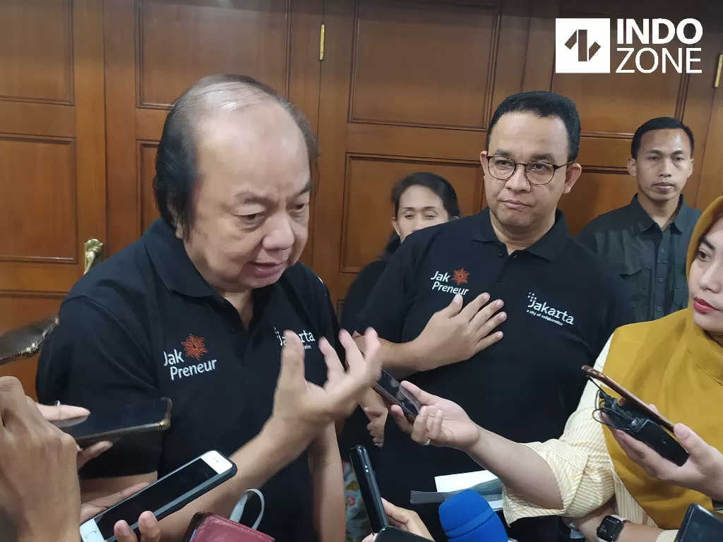Anggota Dewan Pertimbangan Presiden (Wantimpres) periode 2019-2024, Dato Sri Tahir (kiri) memberikan keterangan kepada awak media di Gedung Balai Kota Jakarta, Jumat (21/2/2020). (INDOZONE/Murti Ali Lingga)