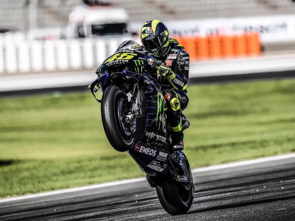 Valentino Rossi saat menjajal motor Yamaha YZR-M1. (Instagram/@valeyellow46)