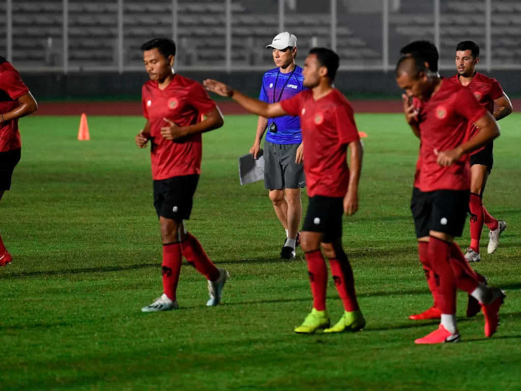 Pelatih Timnas Indonesia Shin Tae-yong memantau latihan skuat asuhannya di Stadion Madya, Senayan, Jakarta, Senin (17/2). (ANTARA FOTO/Puspa Perwitasari)