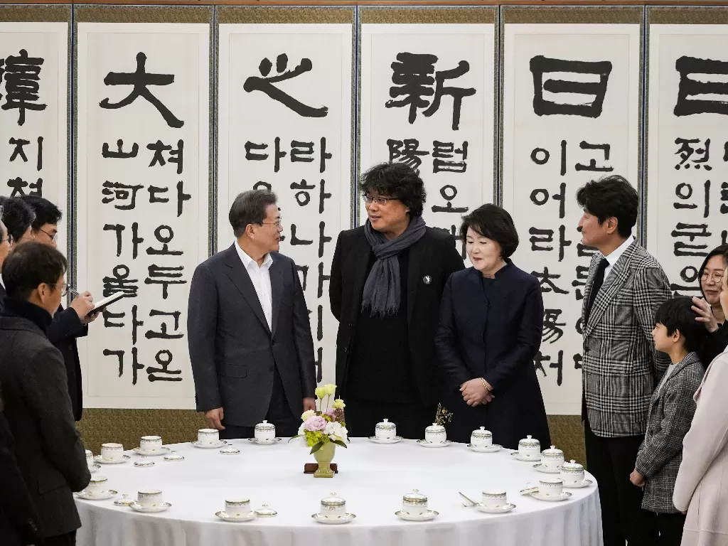 Bong Joon-ho, sutradara dari film peraih 4 gelar dalam ajang Oscars 2020, Parasite menghadiri undangan jamuan makan siang Presiden Korea Selatan, Moon Jae-in di Presidential Blue House, Seoul pada Kamis (20/2). (REUTERS/Kim Hong-Ji)