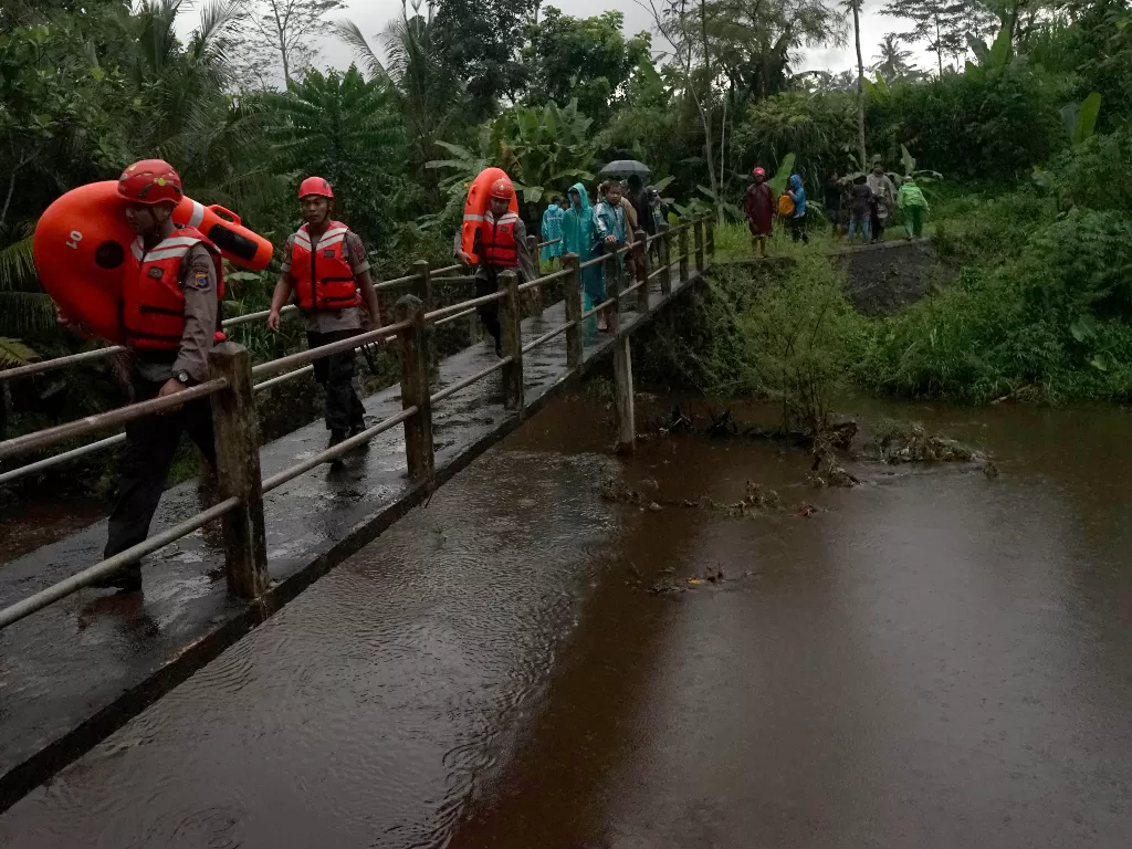 Petugas melakukan penyisiran untuk mencari sejumlah pramuka SMPN Turi yang tenggelam di Kali Sempor, Turi, Sleman, D.I Yogyakarta, Jumat (21/2/2020). (ANTARA/Andreas Fitri Atmoko)