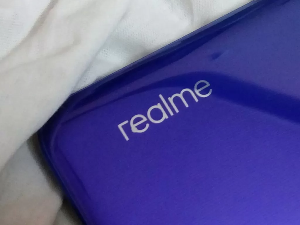 Logo Realme di bagian belakang smartphone buatannya (photo/Twitter/@San54391682)